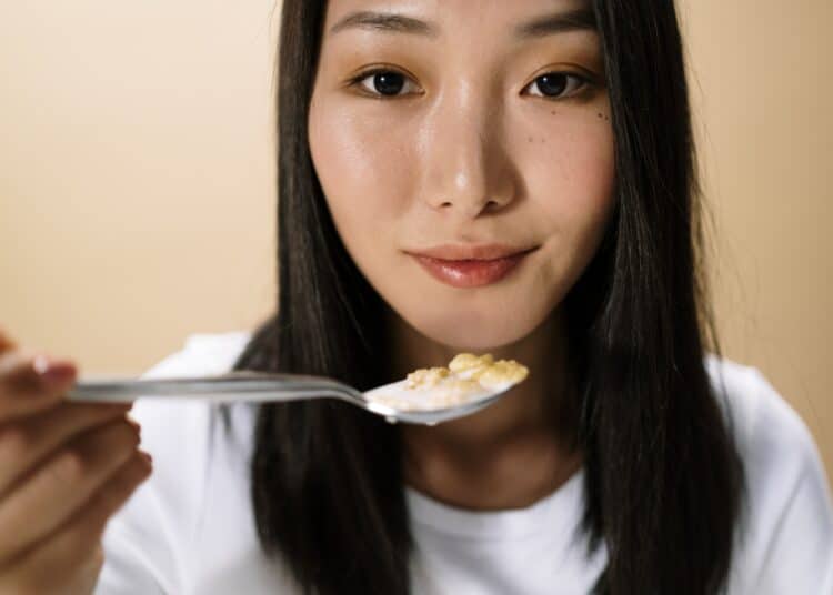 pexels-cottonbro-studio-étudiante qui déjeune-Je n'ai pas le temps de déjeuner avant d'aller en cours, comment y remédier ?